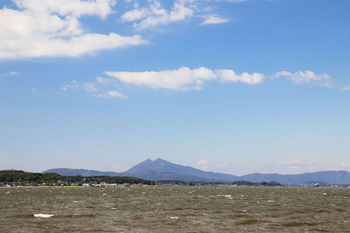 白い雲と筑波山